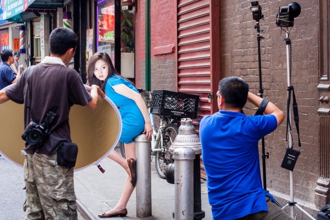 Modelo asiática en sesión de fotos en Chinatown, New York. © mateoht 1990-2013 - http://lafotodeldia.net