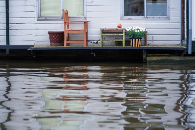 Porche de una casa acuática, en uno de los canales principales de Amsterdam. El ambiente transmite tranquilidad. © mateoht 1990-2013 - http://lafotodeldia.net