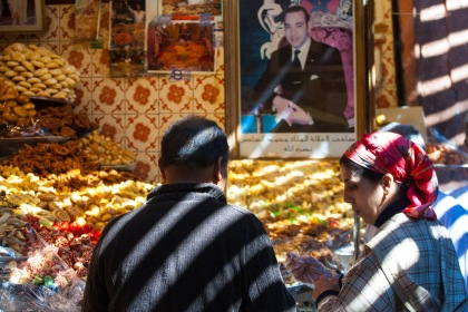 El rey de Marruecos vigila expectante desde su retrato en un mercado de Marrakech, Marruecos. © mateoht 1990-2013 - http://lafotodeldia.net
