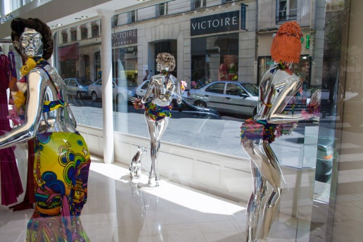 Maniquíes en una boutique de Paris, France. El reflejo de la luz en la superficie plateada funciona muy bien visualmente. © mateoht 1990-2013 - http://lafotodeldia.net