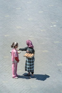 Niñas trabajando en la plaza, Marrakech, Marruecos. © mateoht 1990-2014 - http://lafotodeldia.net